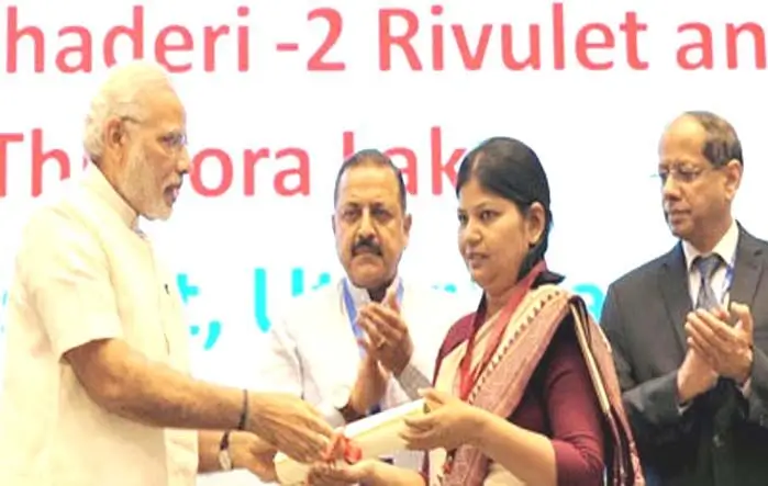 Kanchan Verma IAS Receiving Award from Prime Minister
